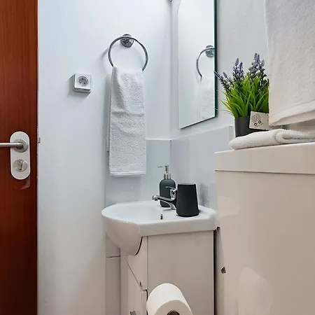 Gateone Al Airport View House *